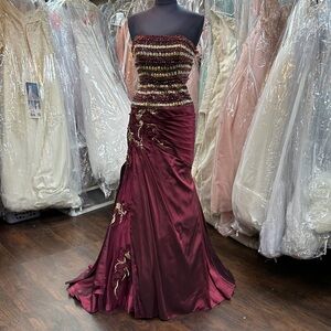 Elegant Burgundy Strapless Evening Gown